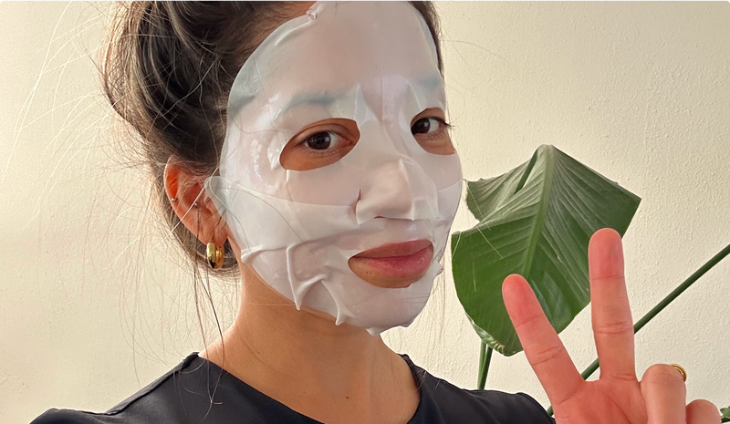 Isha draagt het élanora bio-collageen masker